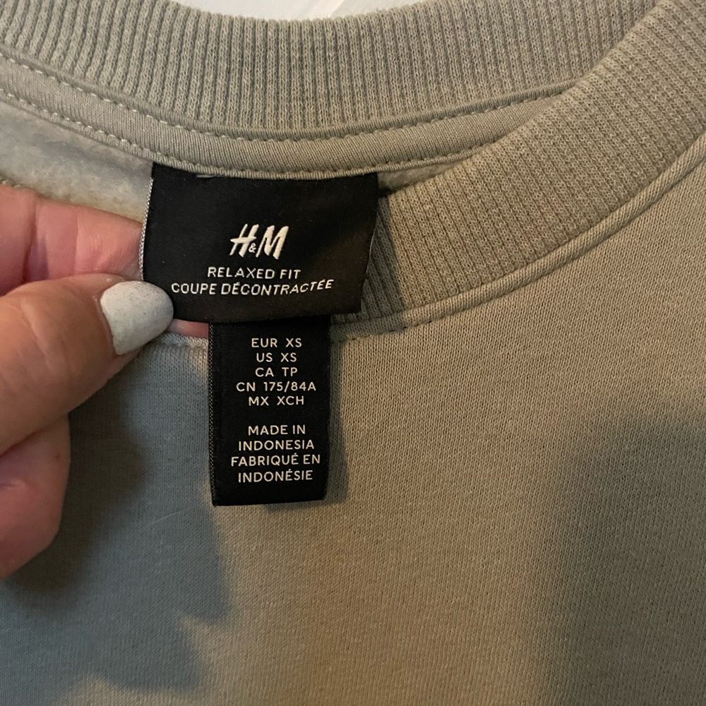 H&M, relaxed fit, crewneck, sweatshirt. Small. Summer night, fall, school,